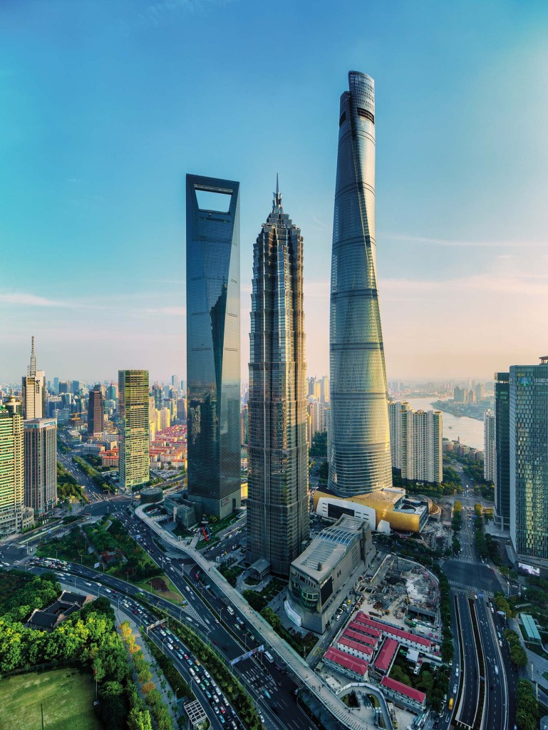 Wieżowiec Szanghaj Tower ( po prawej),  zaprojektowany przez międzynarodowe biuro architektoniczne Gensler