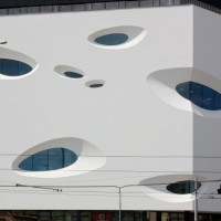Futurystyczna fasada centrum handlowego Letmo w Brnie